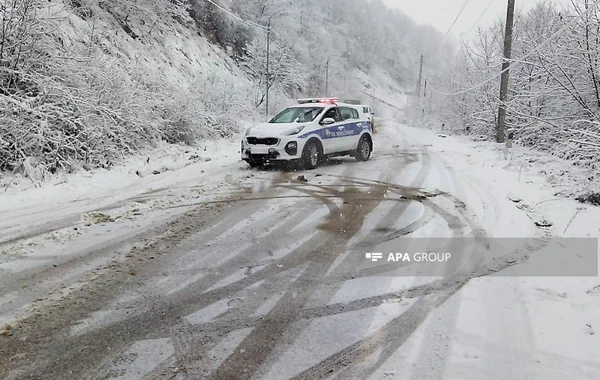 В Шуше из-за снега затруднено движение автомобилей на горных дорогах - ФОТО