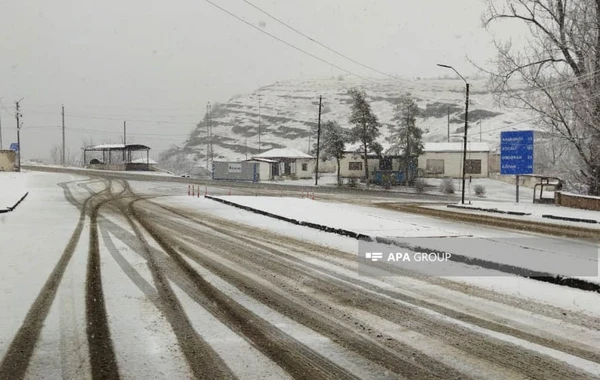 В Шуше из-за снега затруднено движение автомобилей на горных дорогах - ФОТО
