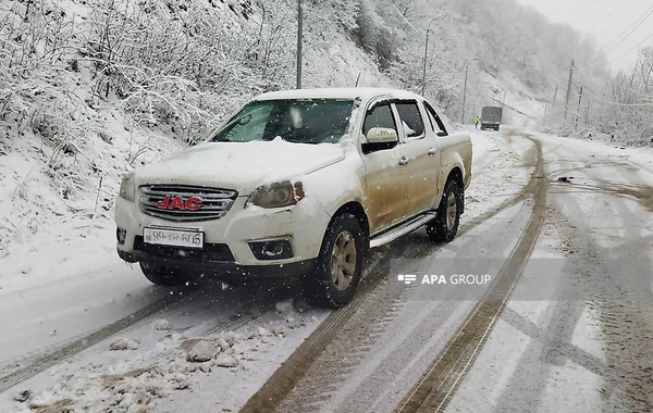 В Шуше из-за снега затруднено движение автомобилей на горных дорогах - ФОТО