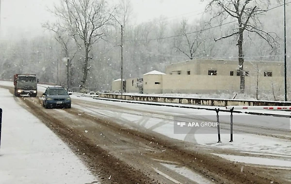 В Шуше из-за снега затруднено движение автомобилей на горных дорогах - ФОТО