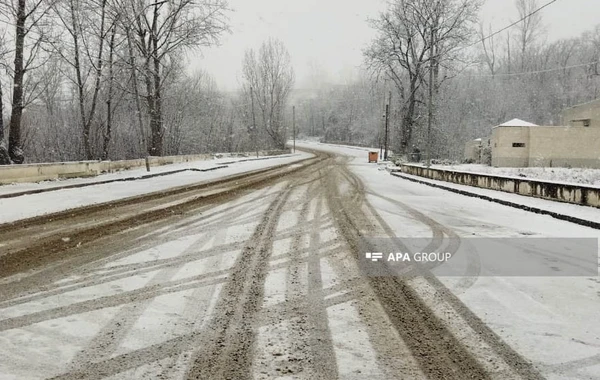 В Шуше из-за снега затруднено движение автомобилей на горных дорогах - ФОТО