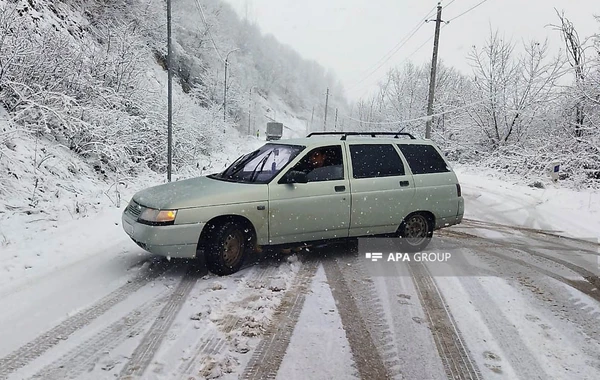 В Шуше из-за снега затруднено движение автомобилей на горных дорогах - ФОТО