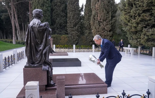 Qazaxıstan Prezidenti Heydər Əliyevin məzarını ziyarət edib - FOTO
