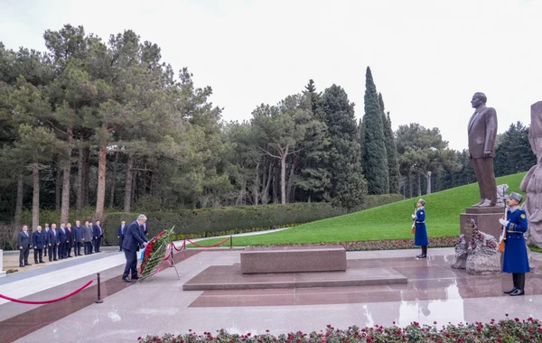 Qazaxıstan Prezidenti Heydər Əliyevin məzarını ziyarət edib - FOTO