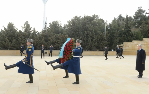 Qazaxıstan Prezidenti Kasım-Jomart Tokayev Bakıda şəhidlərin xatirəsini anıb - FOTO
