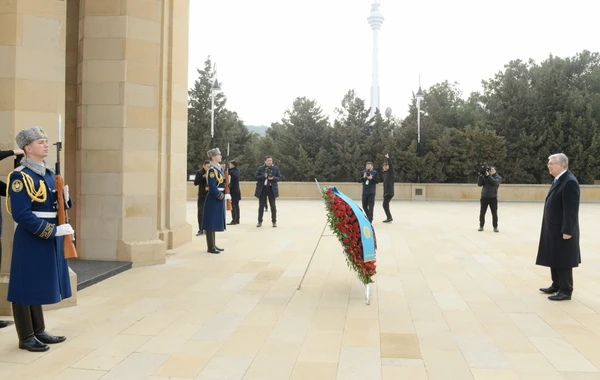 Qazaxıstan Prezidenti Kasım-Jomart Tokayev Bakıda şəhidlərin xatirəsini anıb - FOTO