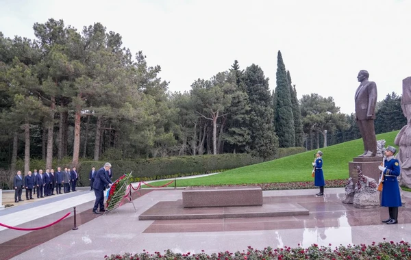 Президент Казахстана посетил могилу общенационального лидера - ФОТО