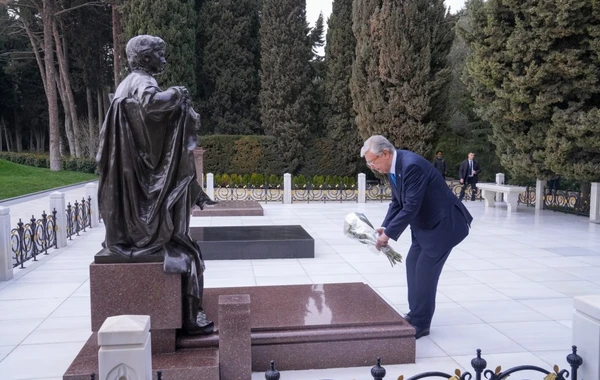 Президент Казахстана посетил могилу общенационального лидера - ФОТО