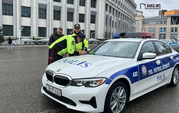 Polis "28 May" stansiyasının qarşısında maşın saxlayan sürücüləri cərimə edir - 80 AZN... - FOTO