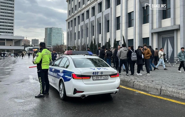 Polis "28 May" stansiyasının qarşısında maşın saxlayan sürücüləri cərimə edir - 80 AZN... - FOTO