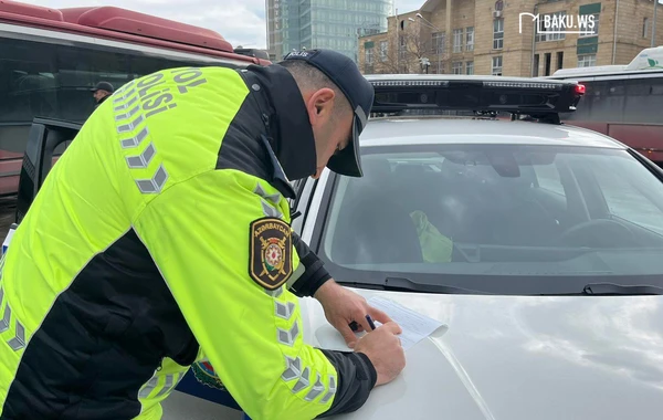Polis "28 May" stansiyasının qarşısında maşın saxlayan sürücüləri cərimə edir - 80 AZN... - FOTO