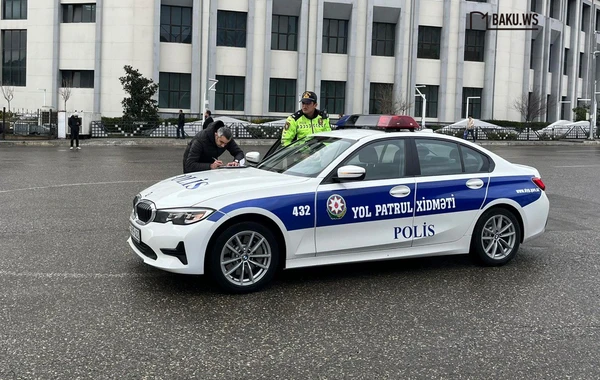 Polis "28 May" stansiyasının qarşısında maşın saxlayan sürücüləri cərimə edir - 80 AZN... - FOTO