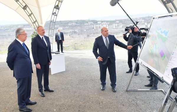 Qazaxıstan prezidenti Füzulinin Baş planı ilə tanış olub - FOTO