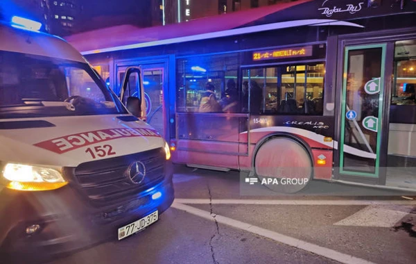 Автобус Baku Bus сбил мотоциклиста - ФОТО