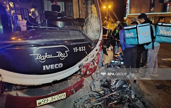 "Baku Bus"un avtobusu motosikletçini vurub xəstəxanalıq etdi - FOTO