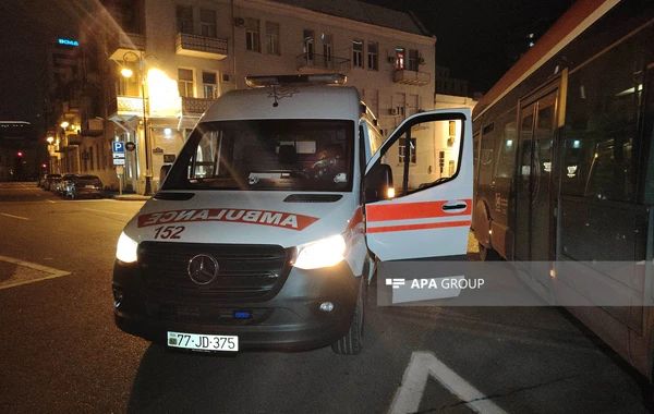 "Baku Bus"un avtobusu motosikletçini vurub xəstəxanalıq etdi - FOTO