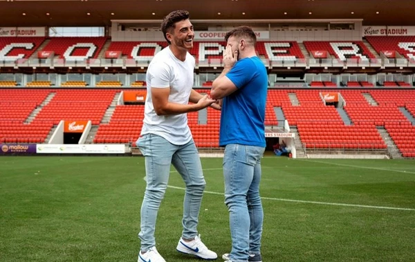 İlk homoseksual futbolçu nişanlandı - Stadionda evlilik təklifi etdi - FOTO