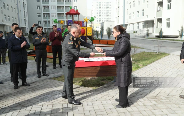 Qüsursuz xidmət etmiş bir qrup hərbi qulluqçuya mənzil verilib - FOTO