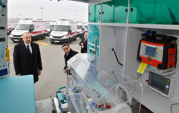 Prezident yeni alınmış müasir təcili tibbi yardım avtomobilləri ilə tanış olub - YENİLƏNİB - FOTO