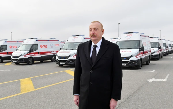 Prezident yeni alınmış müasir təcili tibbi yardım avtomobilləri ilə tanış olub - YENİLƏNİB - FOTO