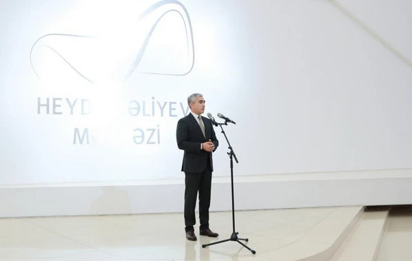 Mehriban Əliyeva “İlmələrdə yaşayan irs: Özbəkistan tikmələrinə səyahət” adlı sərgidə iştirak edib - FOTO