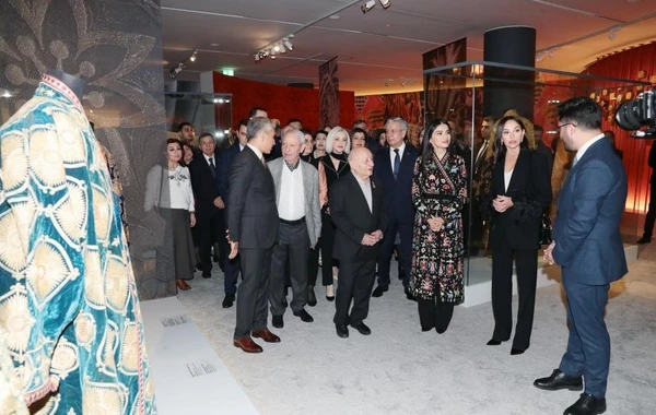 Mehriban Əliyeva “İlmələrdə yaşayan irs: Özbəkistan tikmələrinə səyahət” adlı sərgidə iştirak edib - FOTO