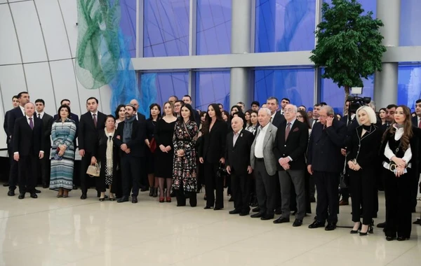 Mehriban Əliyeva “İlmələrdə yaşayan irs: Özbəkistan tikmələrinə səyahət” adlı sərgidə iştirak edib - FOTO