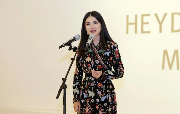 Mehriban Əliyeva “İlmələrdə yaşayan irs: Özbəkistan tikmələrinə səyahət” adlı sərgidə iştirak edib - FOTO