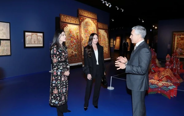 Mehriban Əliyeva “İlmələrdə yaşayan irs: Özbəkistan tikmələrinə səyahət” adlı sərgidə iştirak edib - FOTO
