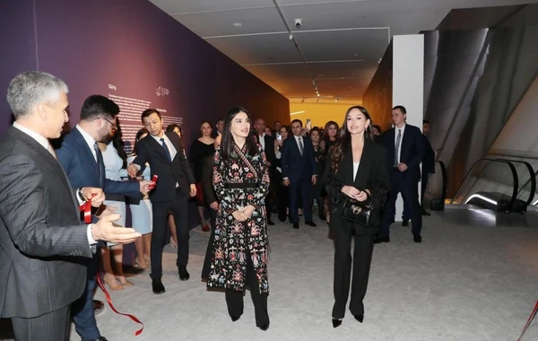 Mehriban Əliyeva “İlmələrdə yaşayan irs: Özbəkistan tikmələrinə səyahət” adlı sərgidə iştirak edib - FOTO