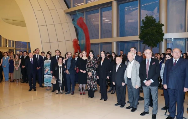 Mehriban Əliyeva “İlmələrdə yaşayan irs: Özbəkistan tikmələrinə səyahət” adlı sərgidə iştirak edib - FOTO