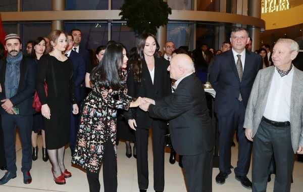 Mehriban Əliyeva “İlmələrdə yaşayan irs: Özbəkistan tikmələrinə səyahət” adlı sərgidə iştirak edib - FOTO