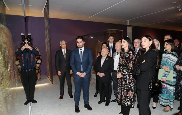 Mehriban Əliyeva “İlmələrdə yaşayan irs: Özbəkistan tikmələrinə səyahət” adlı sərgidə iştirak edib - FOTO