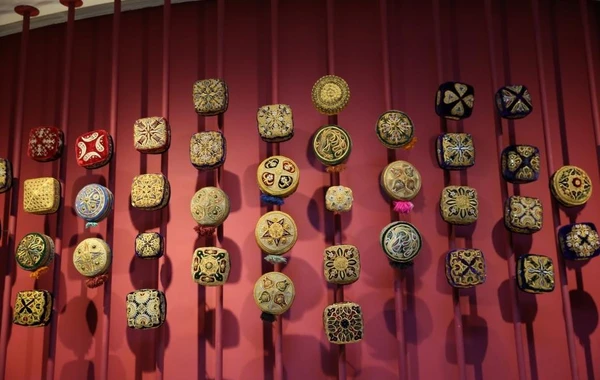 Mehriban Əliyeva “İlmələrdə yaşayan irs: Özbəkistan tikmələrinə səyahət” adlı sərgidə iştirak edib - FOTO