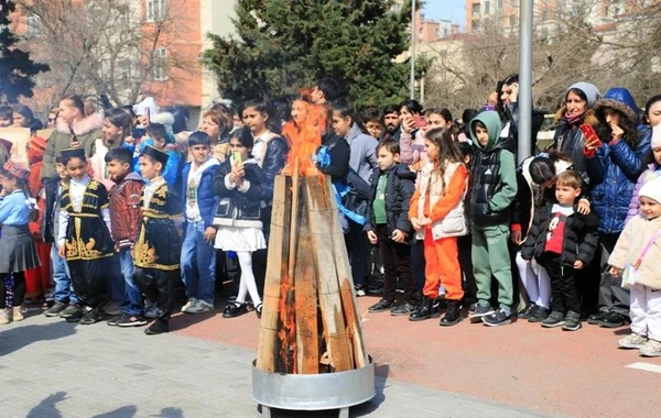 В бакинских дворах организованы празднества по случаю Новруза - ФОТО