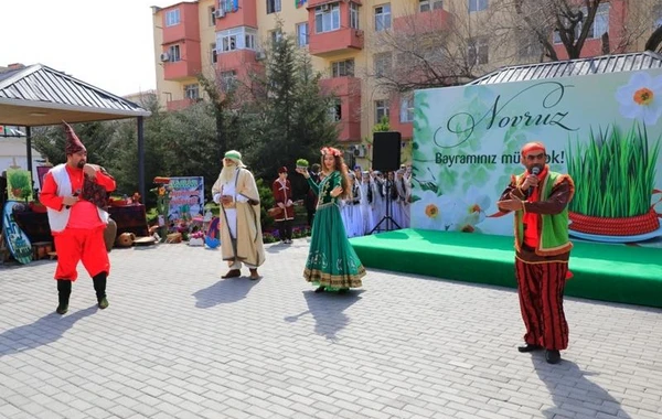 В бакинских дворах организованы празднества по случаю Новруза - ФОТО