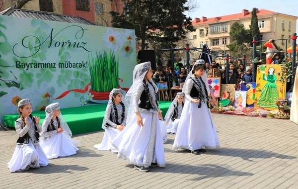 В бакинских дворах организованы празднества по случаю Новруза - ФОТО