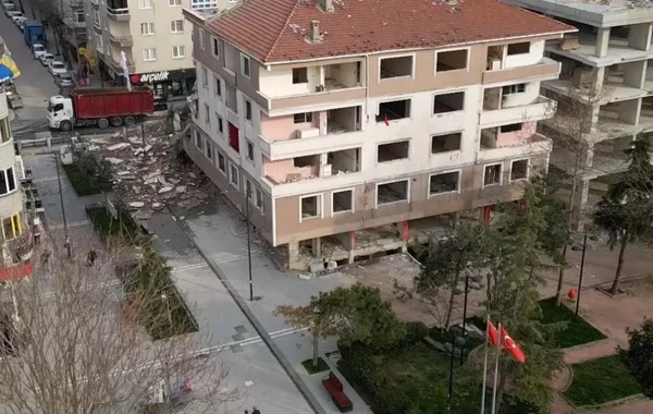 İstanbulda sökülən binada qorxunc OLAY - Son anda xilas oldu - FOTO