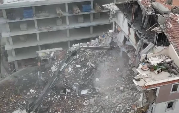 İstanbulda sökülən binada qorxunc OLAY - Son anda xilas oldu - FOTO
