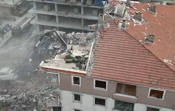 İstanbulda sökülən binada qorxunc OLAY - Son anda xilas oldu - FOTO