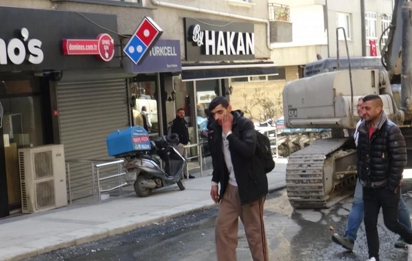 İstanbulda sökülən binada qorxunc OLAY - Son anda xilas oldu - FOTO