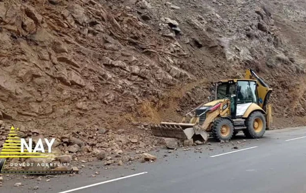 Bu rayonda güclü yağış səbəbindən dağlardan gələn torpaq yolu bağlayıb - FOTO