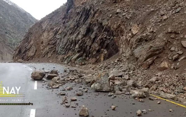 Bu rayonda güclü yağış səbəbindən dağlardan gələn torpaq yolu bağlayıb - FOTO