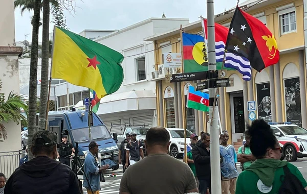 Участники акции протеста в Новой Каледонии держали портреты Ильхама Алиева - ФОТО