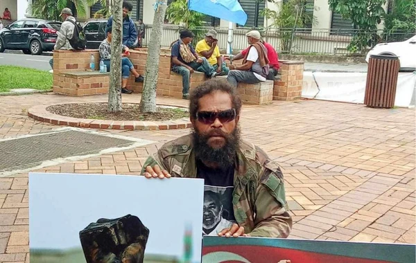 Участники акции протеста в Новой Каледонии держали портреты Ильхама Алиева - ФОТО