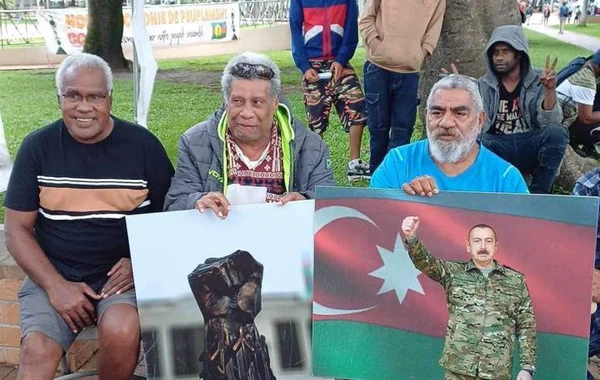 Участники акции протеста в Новой Каледонии держали портреты Ильхама Алиева - ФОТО