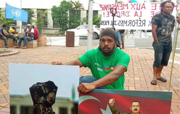 Участники акции протеста в Новой Каледонии держали портреты Ильхама Алиева - ФОТО
