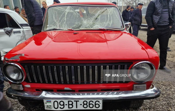 Bərdədə avtomobil iki maşına çırpılıb: Xəsarət alanlar var - FOTO/VİDEO