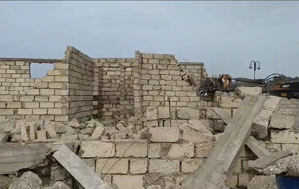 Bakıda qanunsuz tikililər sökülüb - VİDEO