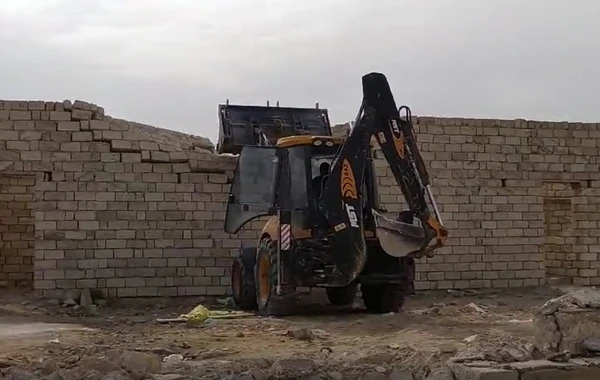 Bakıda qanunsuz tikililər sökülüb - VİDEO